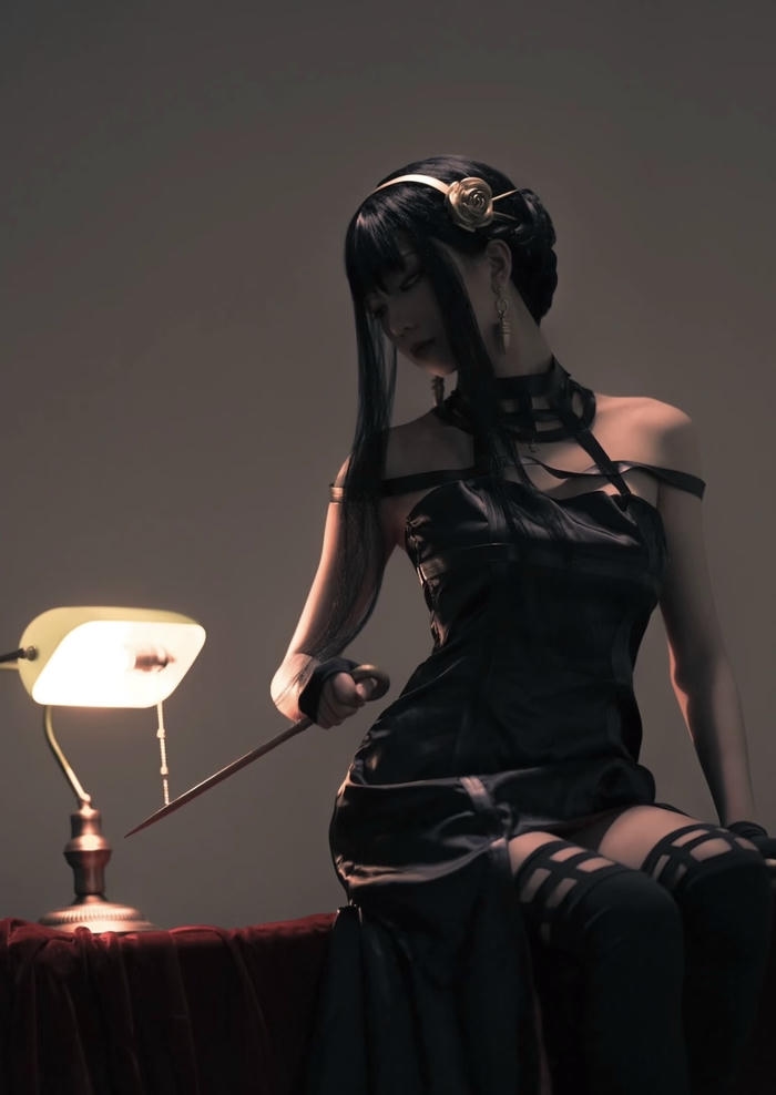 Bức hình Yor Forger cosplay cho thấy tinh thần không dễ khuất phục