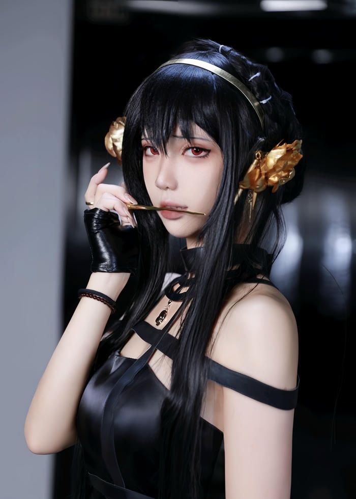 Bức hình Yor Forger cosplay gợi hình ảnh vững vàng