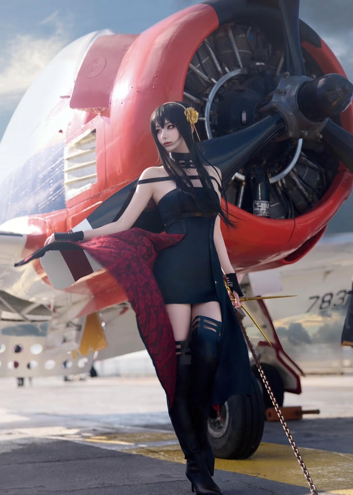 Bức hình Yor Forger cosplay gợi hình tượng vừa dịu dàng vừa nguy hiểm