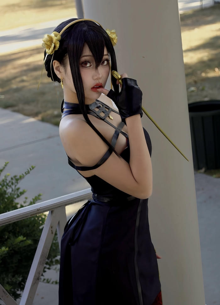 Bức hình Yor Forger cosplay thể hiện hình ảnh bí ẩn lôi cuốn