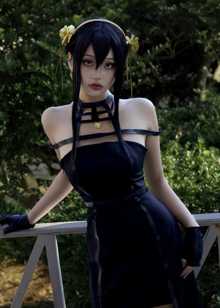 Bức hình Yor Forger cosplay thể hiện nội tâm phức tạp