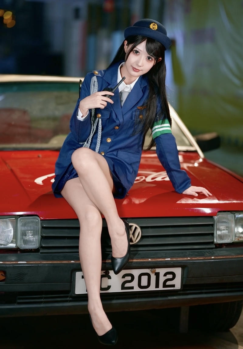 Cosplay cảnh sát anime với biểu cảm dễ thương tự nhiên