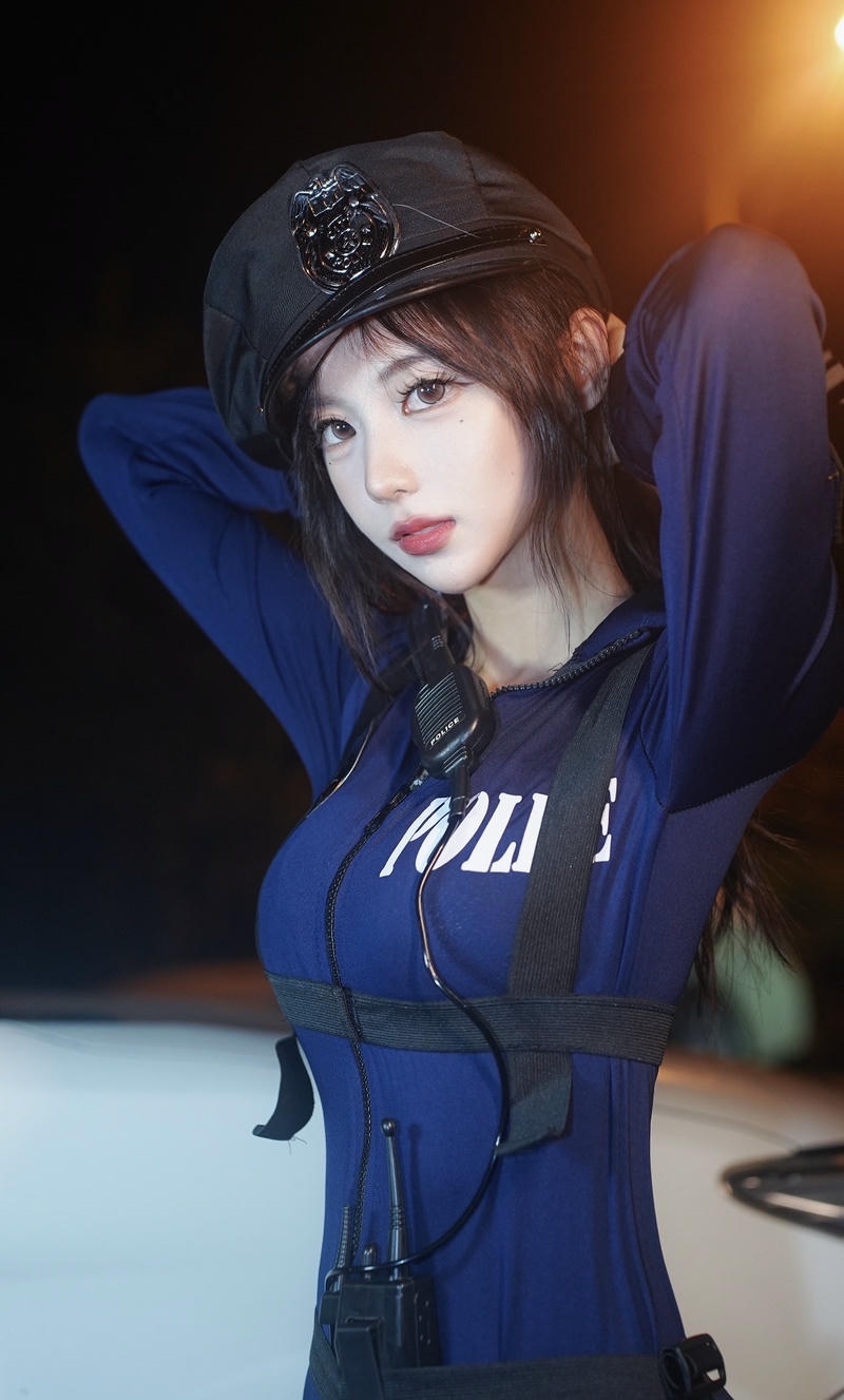 Cosplay cảnh sát phong cách anime với biểu cảm đáng yêu