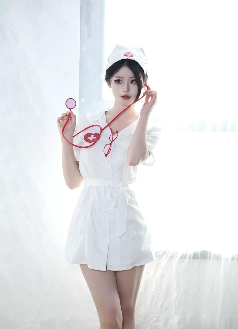 Cosplay y tá với phong cách quyến rũ nhẹ nhàng cuốn hút