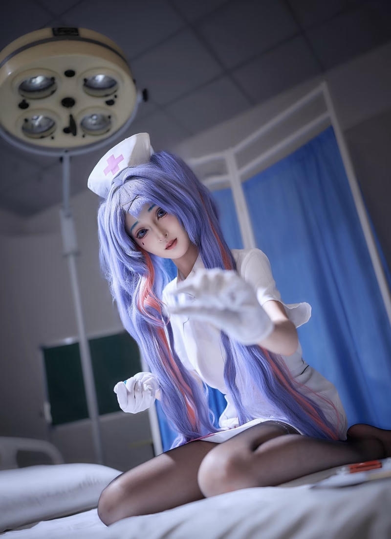Cosplayer nữ hóa thân y tá với vẻ đẹp tự nhiên