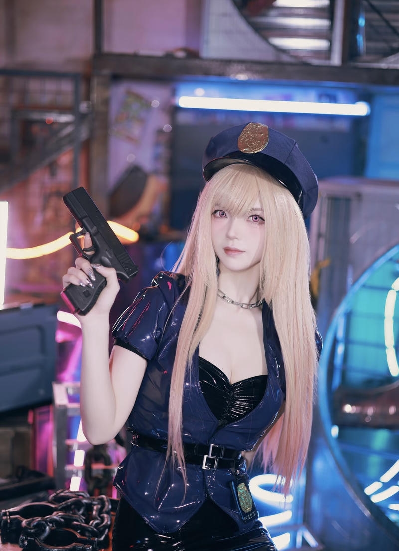 Cosplayer nữ mặc trang phục cảnh sát phong cách cá tính