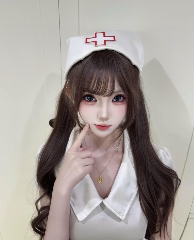Cosplayer nữ mặc trang phục y tá phong cách dễ thương