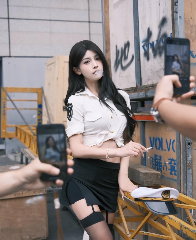 Cosplayer nữ trong đồng phục cảnh sát phong cách thanh lịch