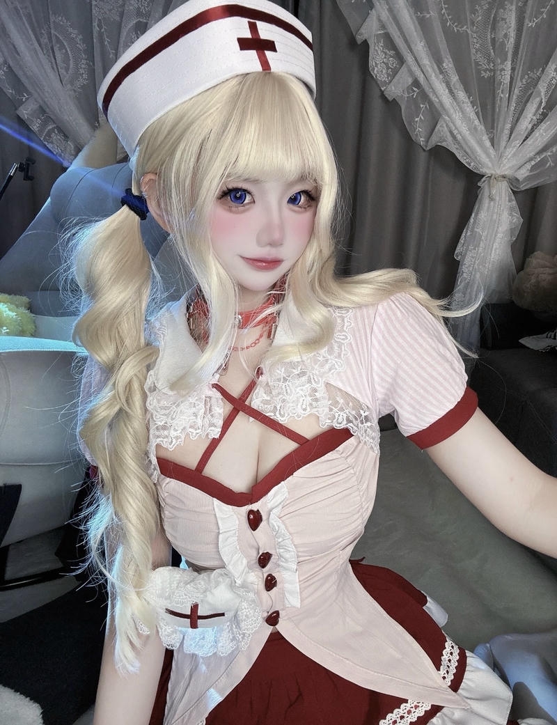 Cosplayer nữ trong trang phục y tá trắng thanh lịch