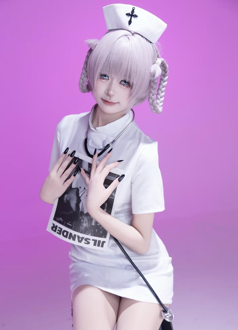 Cosplayer nữ trong trang phục y tá trắng tinh khôi