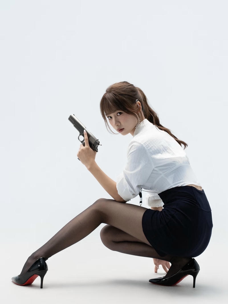 Gái xinh cosplay cảnh sát với nụ cười tự tin cuốn hút