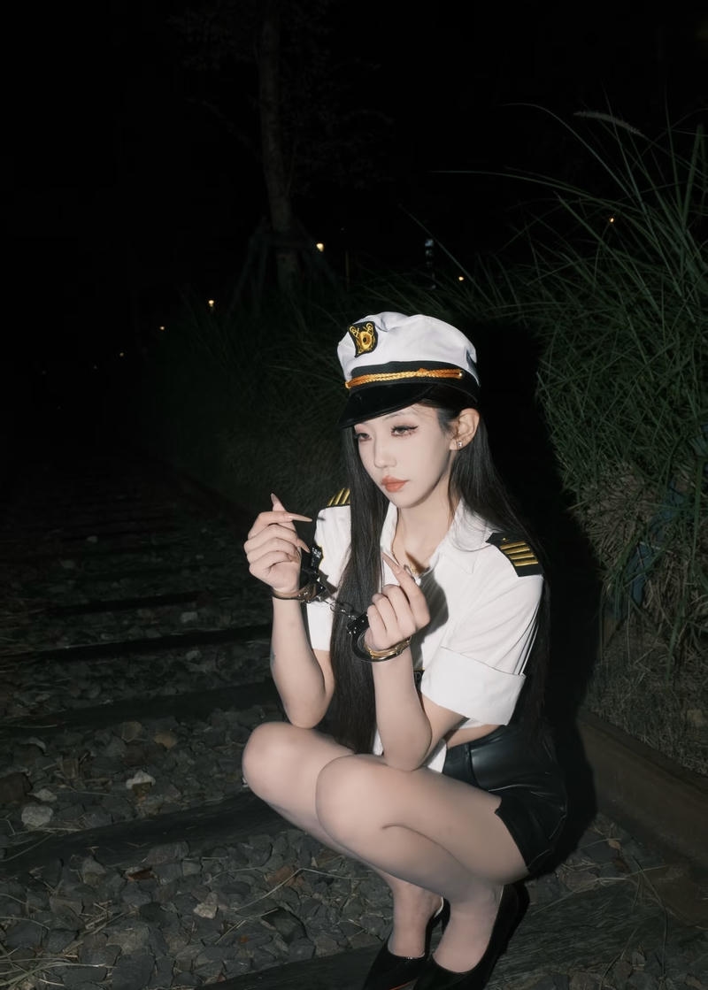 Gái xinh cosplay cảnh sát với phong cách cá tính nổi bật