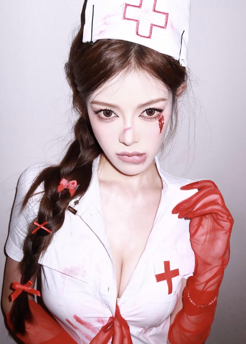 Gái xinh cosplay y tá tạo dáng nhẹ nhàng quyến rũ