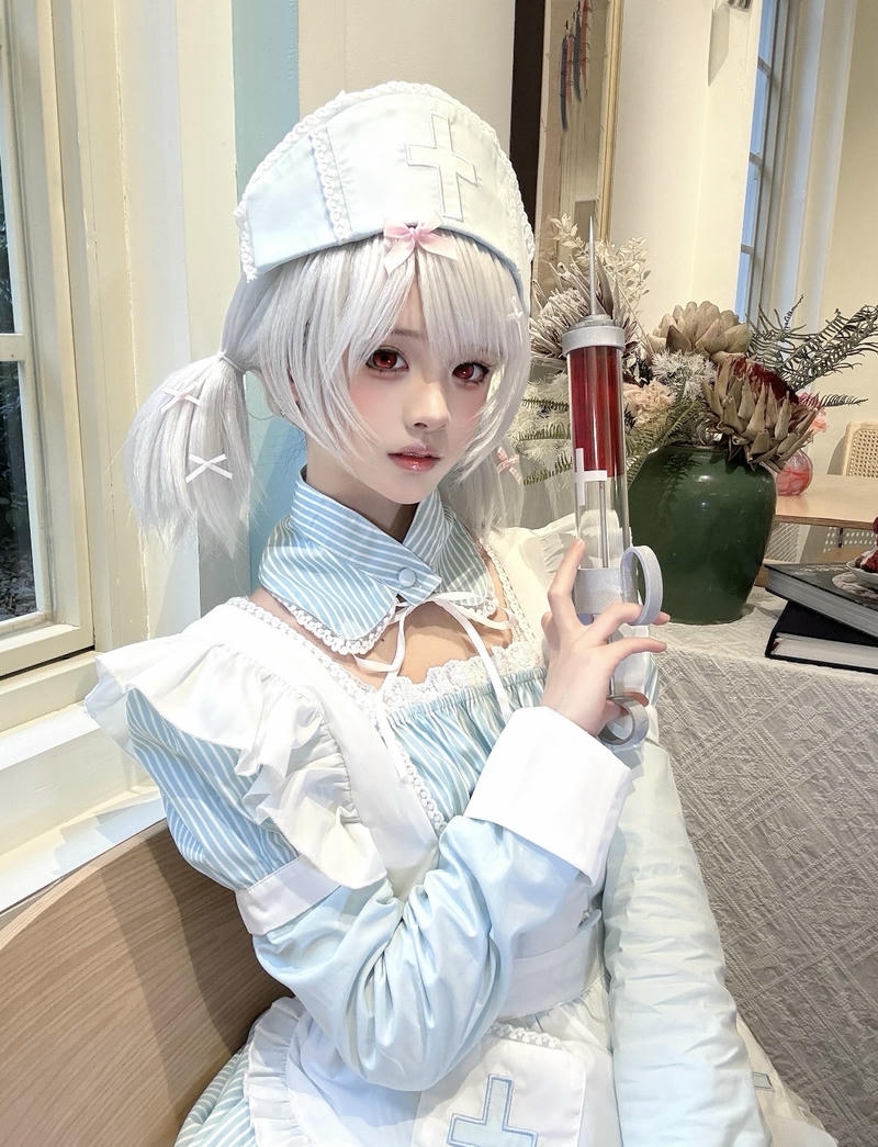 Gái xinh cosplay y tá trong bộ đồ trắng tinh khôi