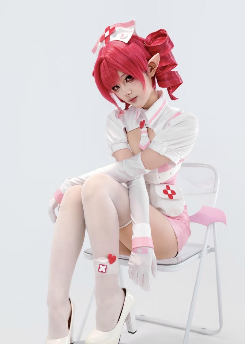 Gái xinh cosplay y tá với nụ cười nhẹ nhàng cuốn hút