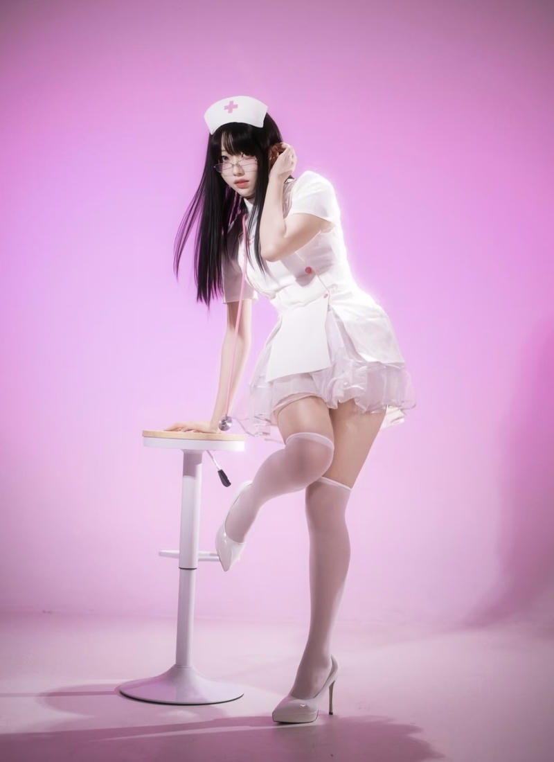 Gái xinh cosplay y tá với phong cách nhẹ nhàng tinh tế