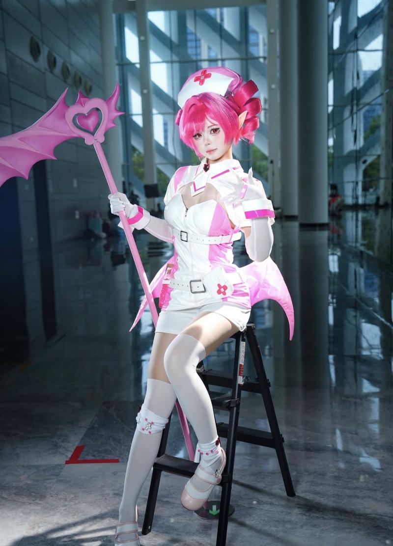 Gái xinh cosplay y tá với phong cách quyến rũ tinh tế