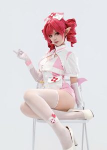 Gái xinh hóa thân y tá phong cách anime hiện đại