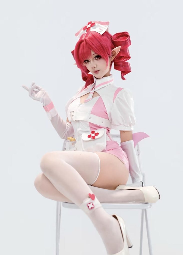 Gái xinh hóa thân y tá phong cách anime hiện đại