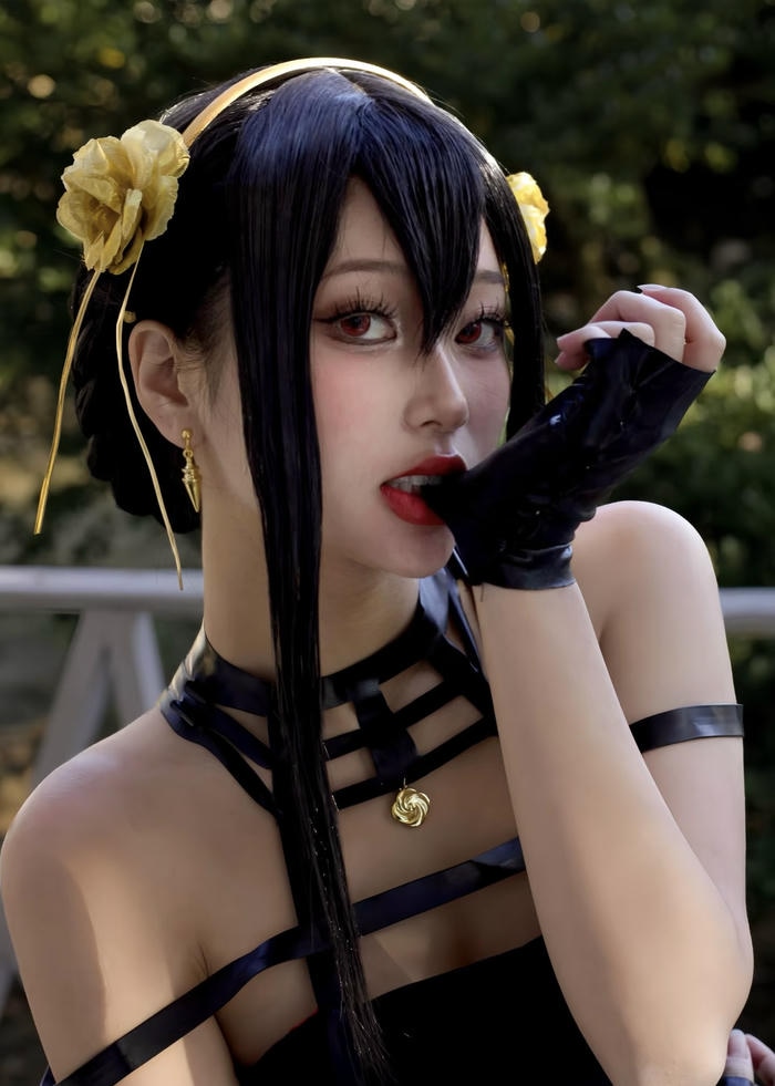 Hình Yor Forger cosplay cho thấy bản lĩnh chiến đấu bền bỉ