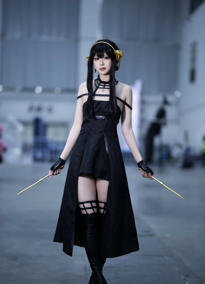 Hình Yor Forger cosplay gợi cảm giác nguy hiểm tiềm tàng