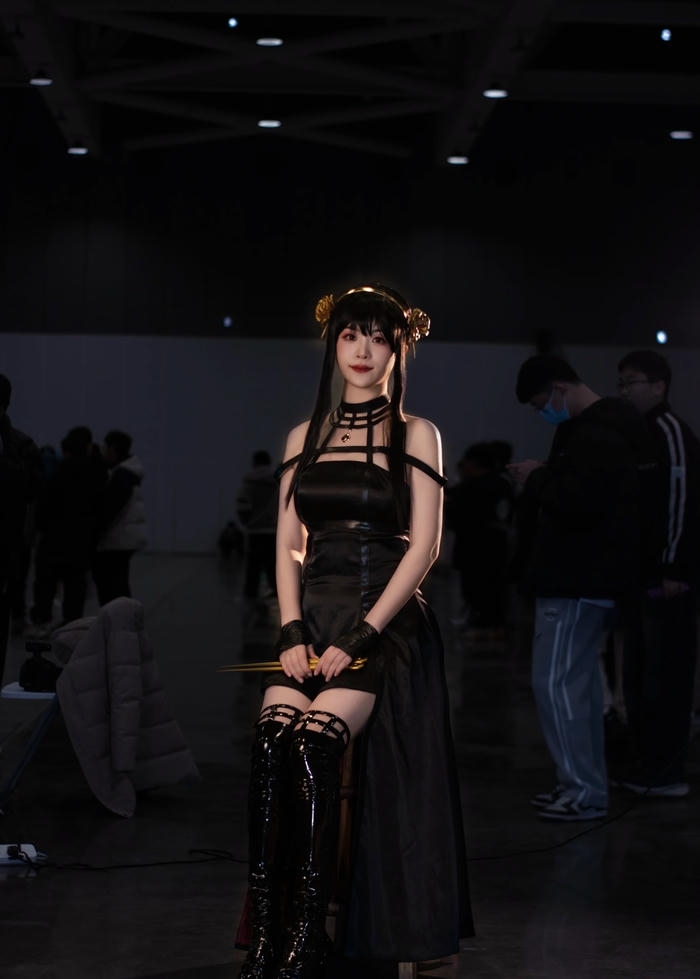 Hình Yor Forger cosplay gợi hình ảnh sát thủ kín tiếng