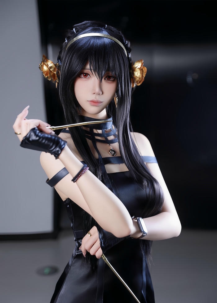 Hình Yor Forger cosplay thể hiện nét cuốn hút khác biệt