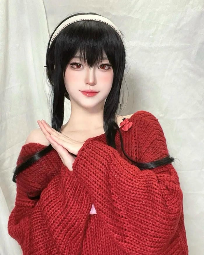 Hình Yor Forger cosplay thể hiện sự kiểm soát cảm xúc cao