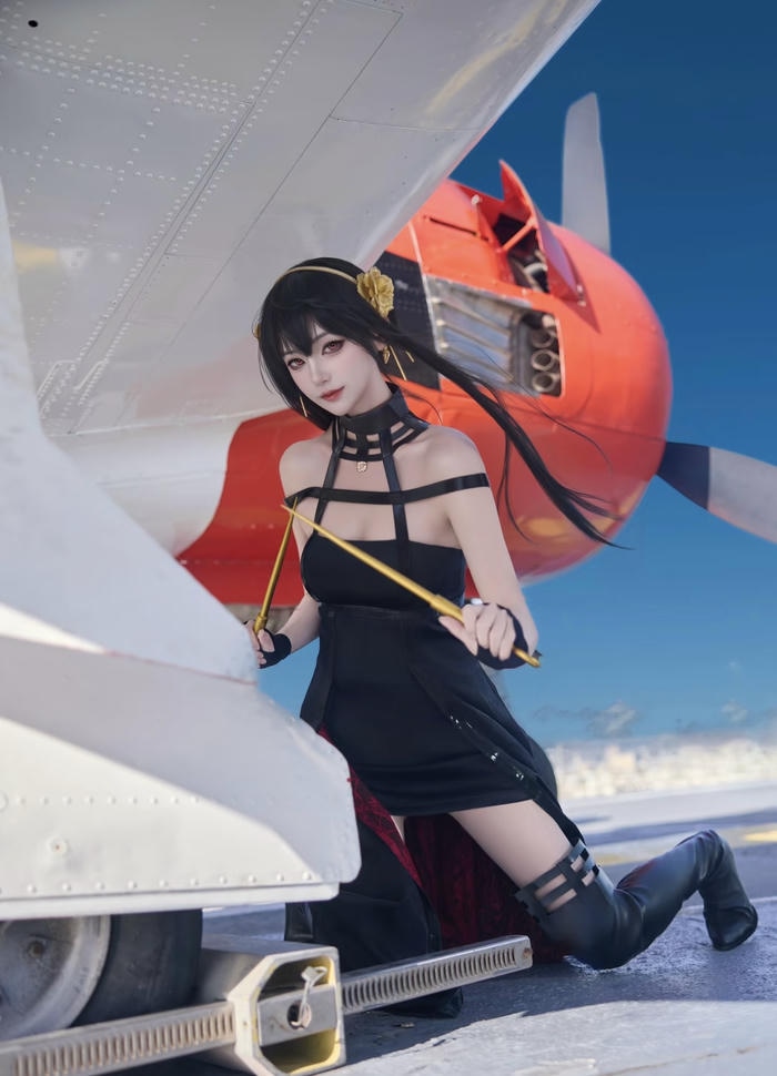 Hình Yor Forger cosplay thể hiện sức mạnh tiềm ẩn sâu bên trong