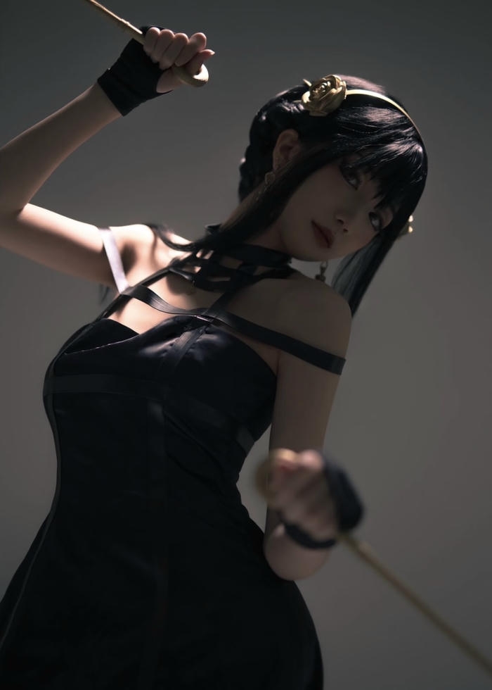 Hình ảnh Yor Forger cosplay cho thấy sự bình tĩnh kéo dài