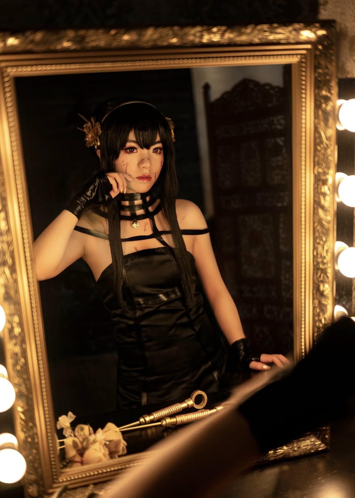 Hình ảnh Yor Forger cosplay cho thấy sự điềm tĩnh đáng nể
