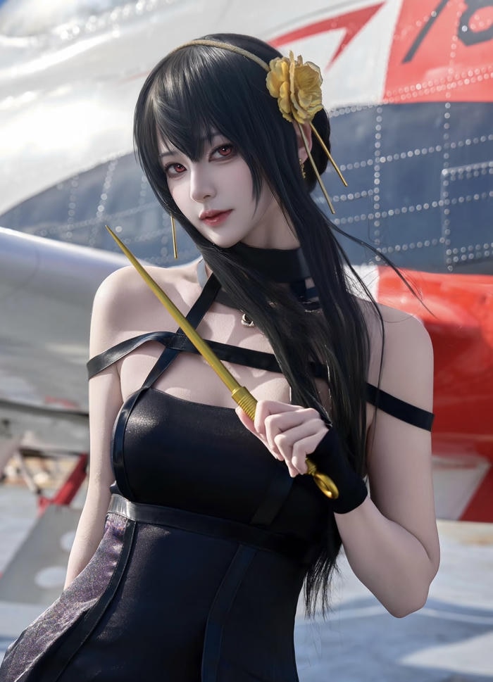 Hình ảnh Yor Forger cosplay gợi cảm giác bí ẩn khó đoán