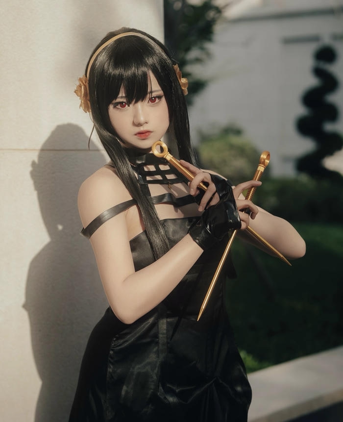Hình ảnh Yor Forger cosplay gợi cảm giác im lặng đáng gờm