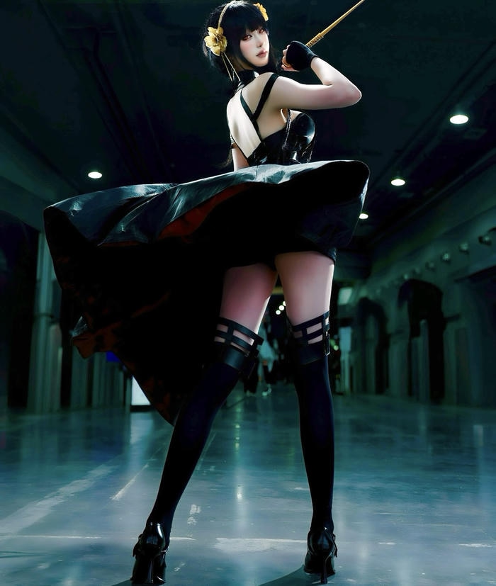 Hình ảnh Yor Forger cosplay gợi cảm giác xa cách cuốn hút