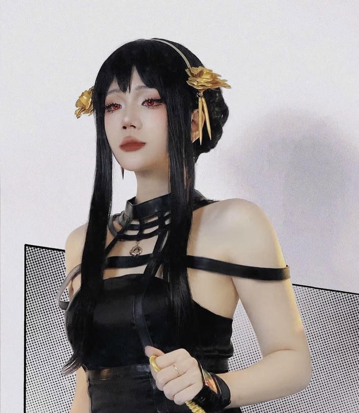 Hình ảnh Yor Forger cosplay thể hiện nét quyến rũ kín đáo