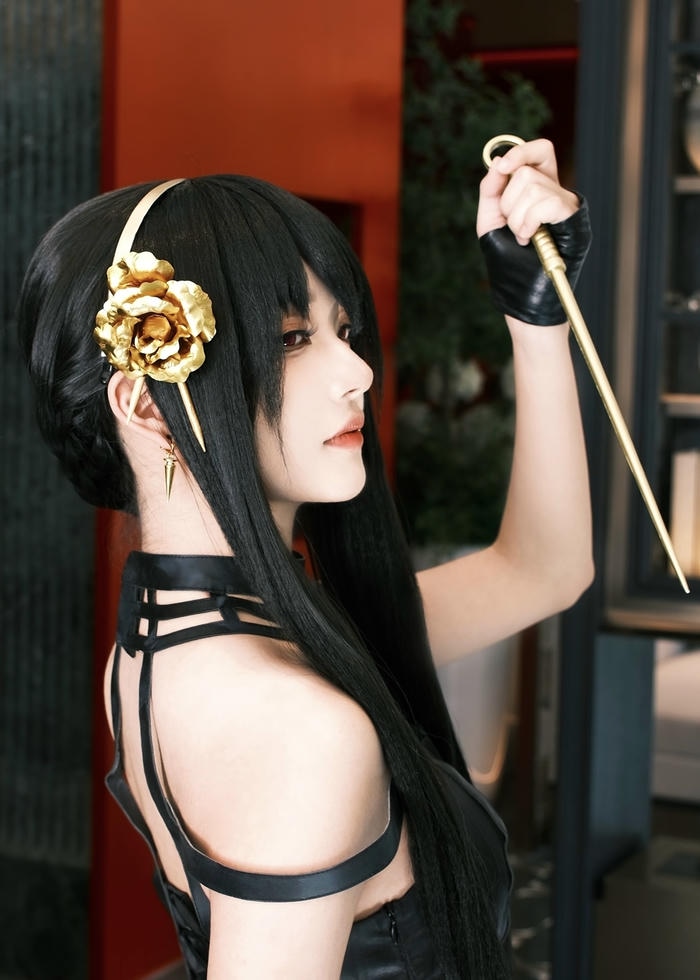 Hình ảnh Yor Forger cosplay thể hiện tinh thần chiến binh thầm lặng