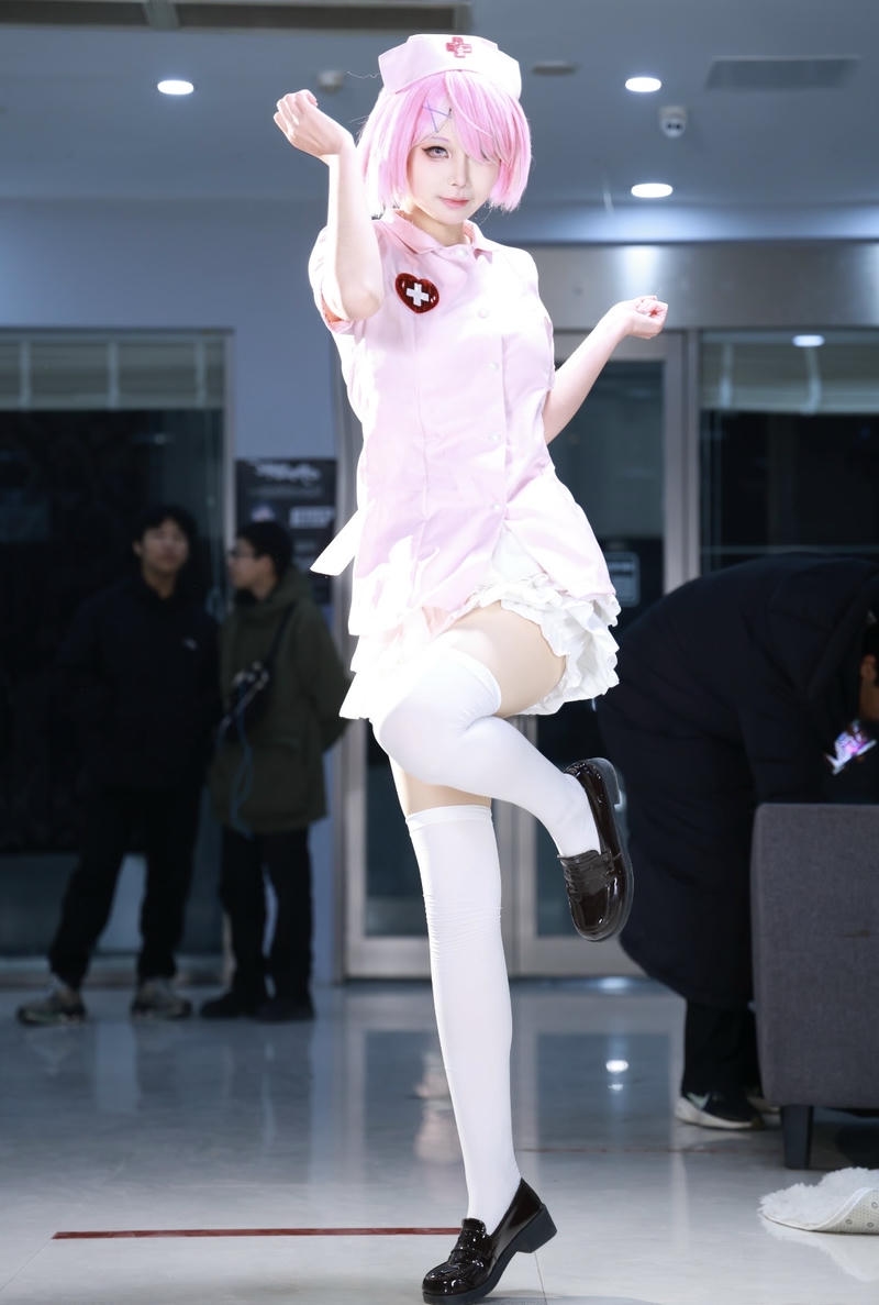 Hình ảnh cosplay y tá với ánh nhìn dịu dàng cuốn hút