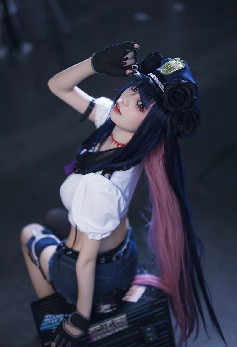 Hình ảnh cosplayer cảnh sát với góc chụp nghệ thuật