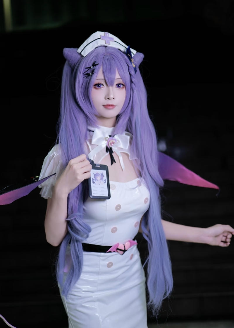 Hình ảnh cosplayer trong trang phục y tá trắng tinh tế