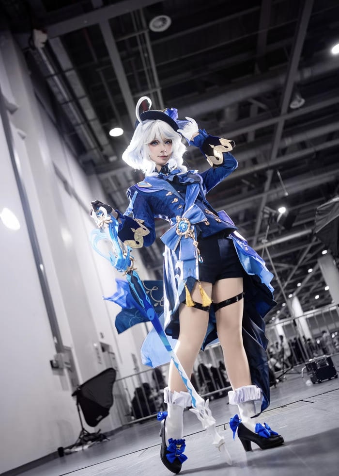 Hình ảnh furina cosplay thể hiện nét duyên dáng cuốn hút