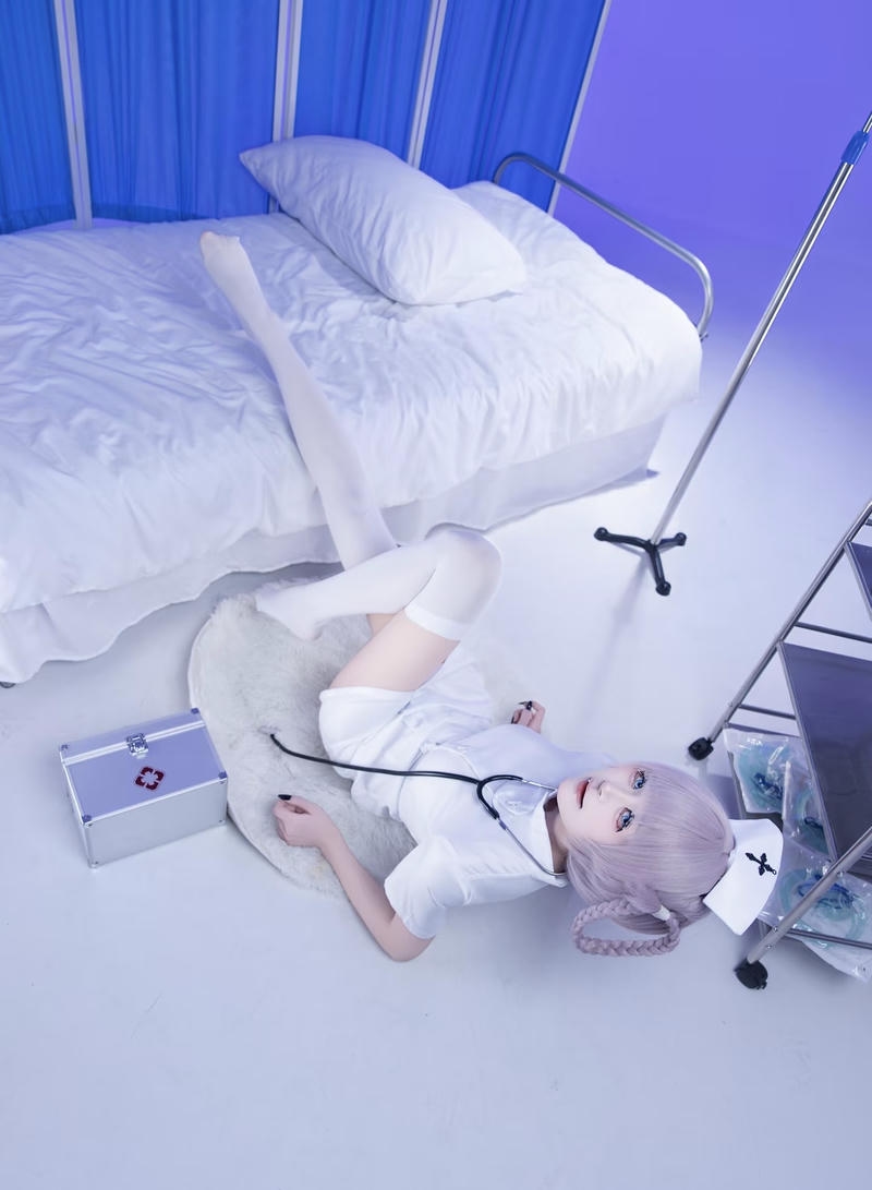 Hình ảnh y tá cosplay với ánh sáng dịu nhẹ cuốn hút
