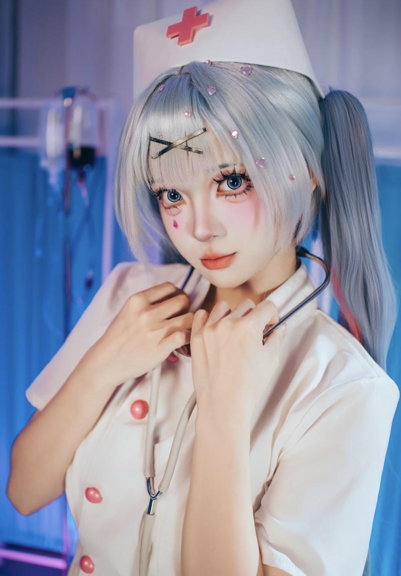 Hình ảnh y tá cosplay với biểu cảm cuốn hút tự nhiên