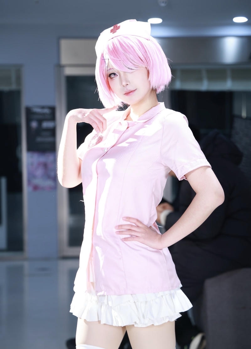 Hình ảnh y tá cosplay với góc chụp gần cuốn hút