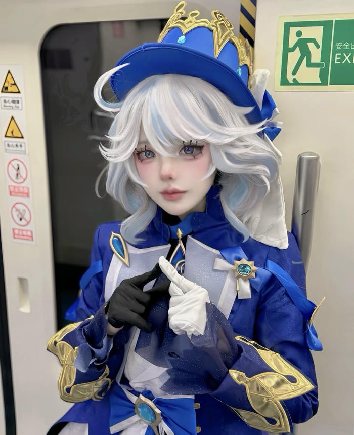 Hình furina cosplay cho thấy tinh thần biểu diễn rõ nét