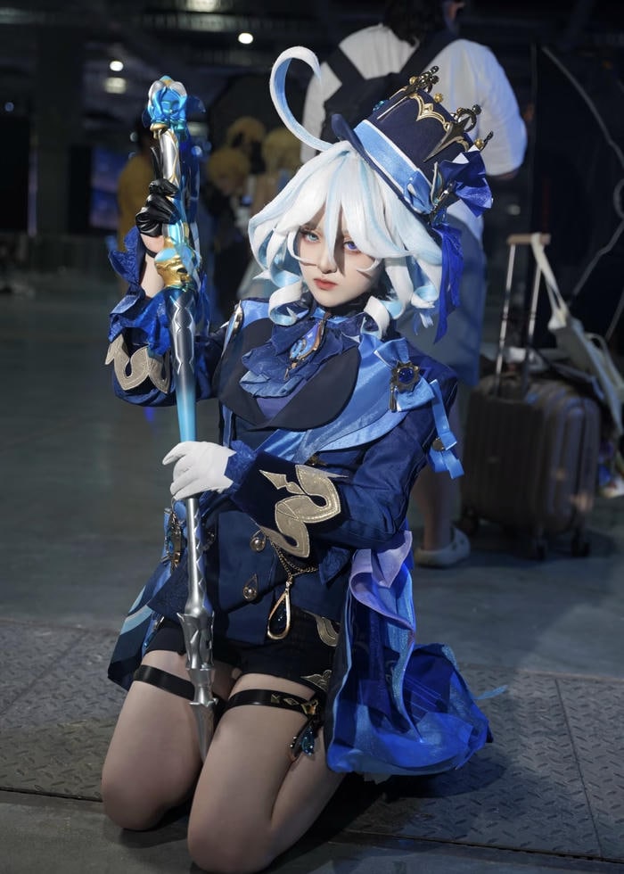 Hình furina cosplay thể hiện nét duyên dáng mạnh