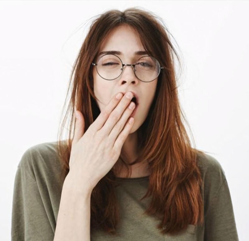 Meme mất ngủ mệt mỏi với gương mặt đơ cảm xúc