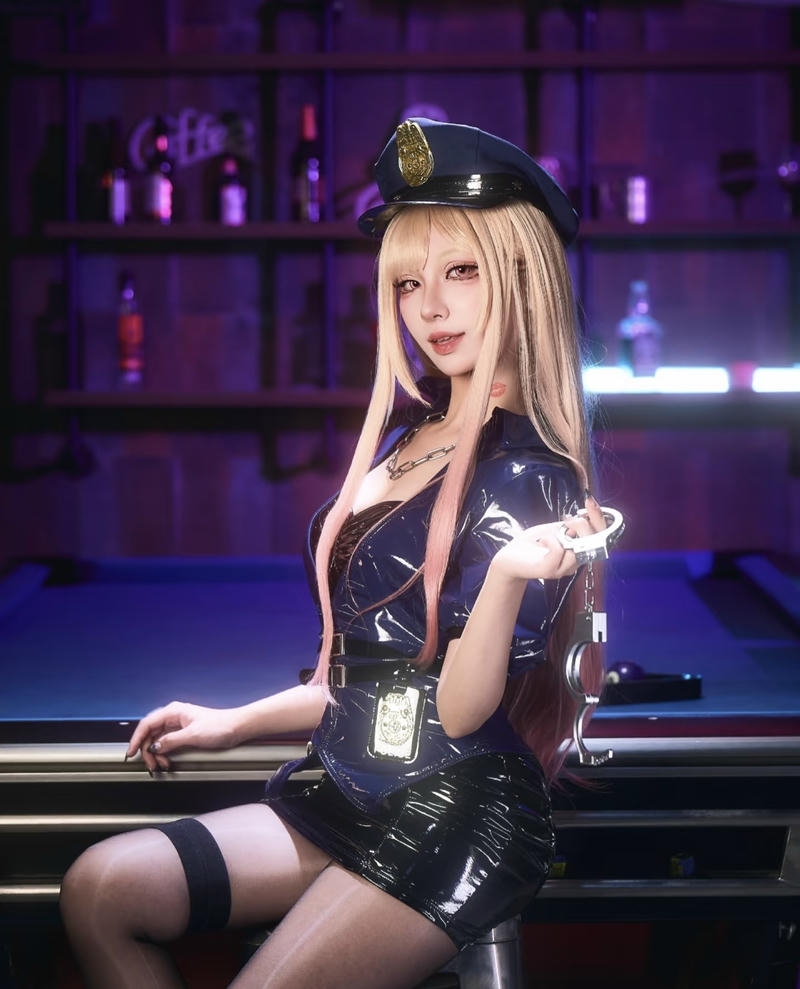 Nữ cosplay cảnh sát tạo dáng đơn giản nhưng nổi bật