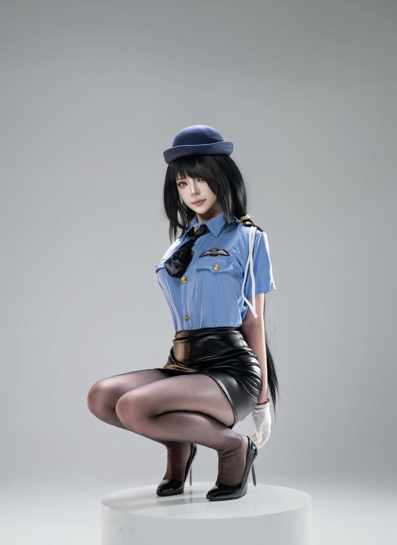 Nữ cosplay cảnh sát với phong cách mạnh mẽ cuốn hút