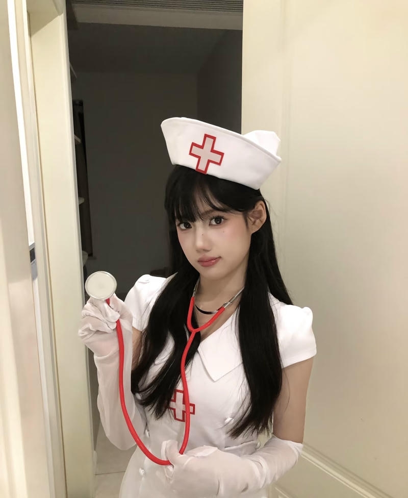 Nữ cosplay y tá phong cách hiện đại trẻ trung năng động