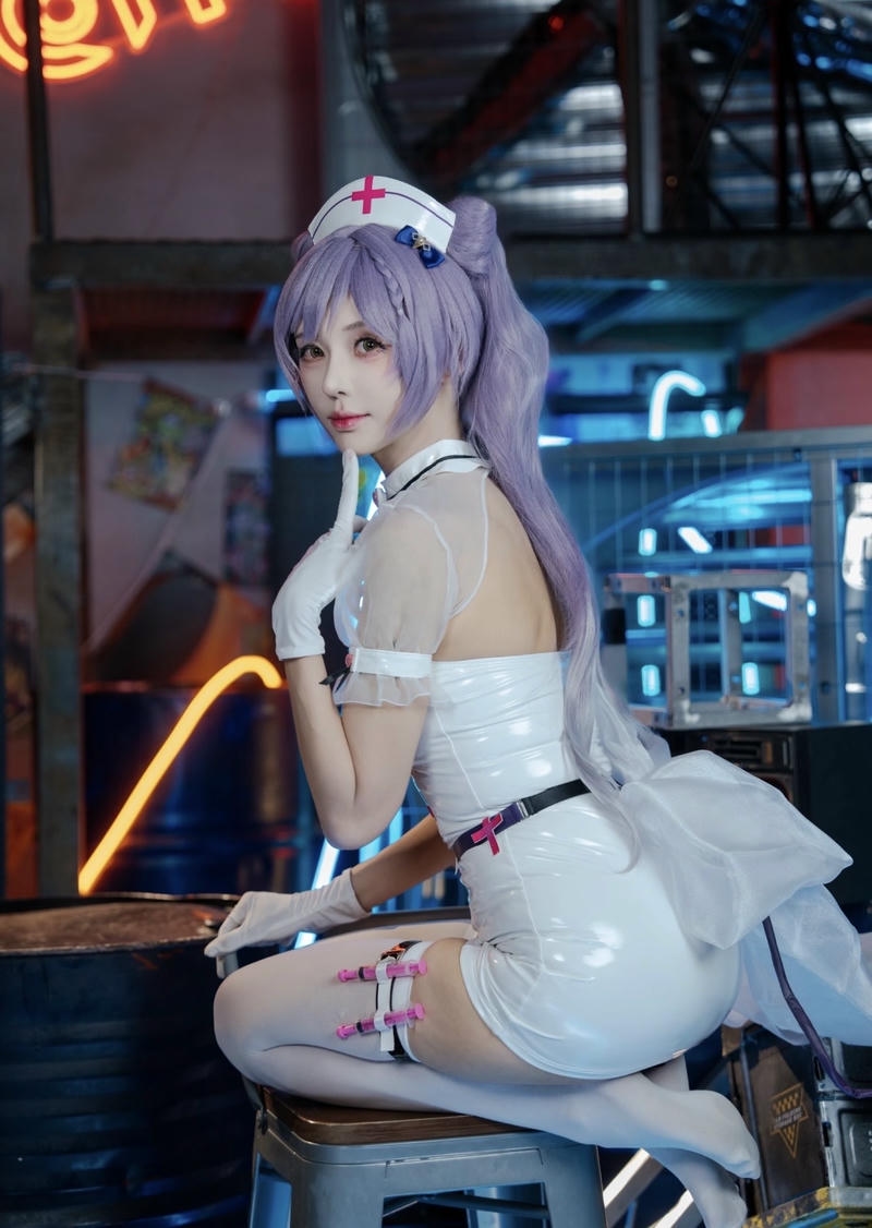 Nữ cosplay y tá tạo dáng đáng yêu trong studio
